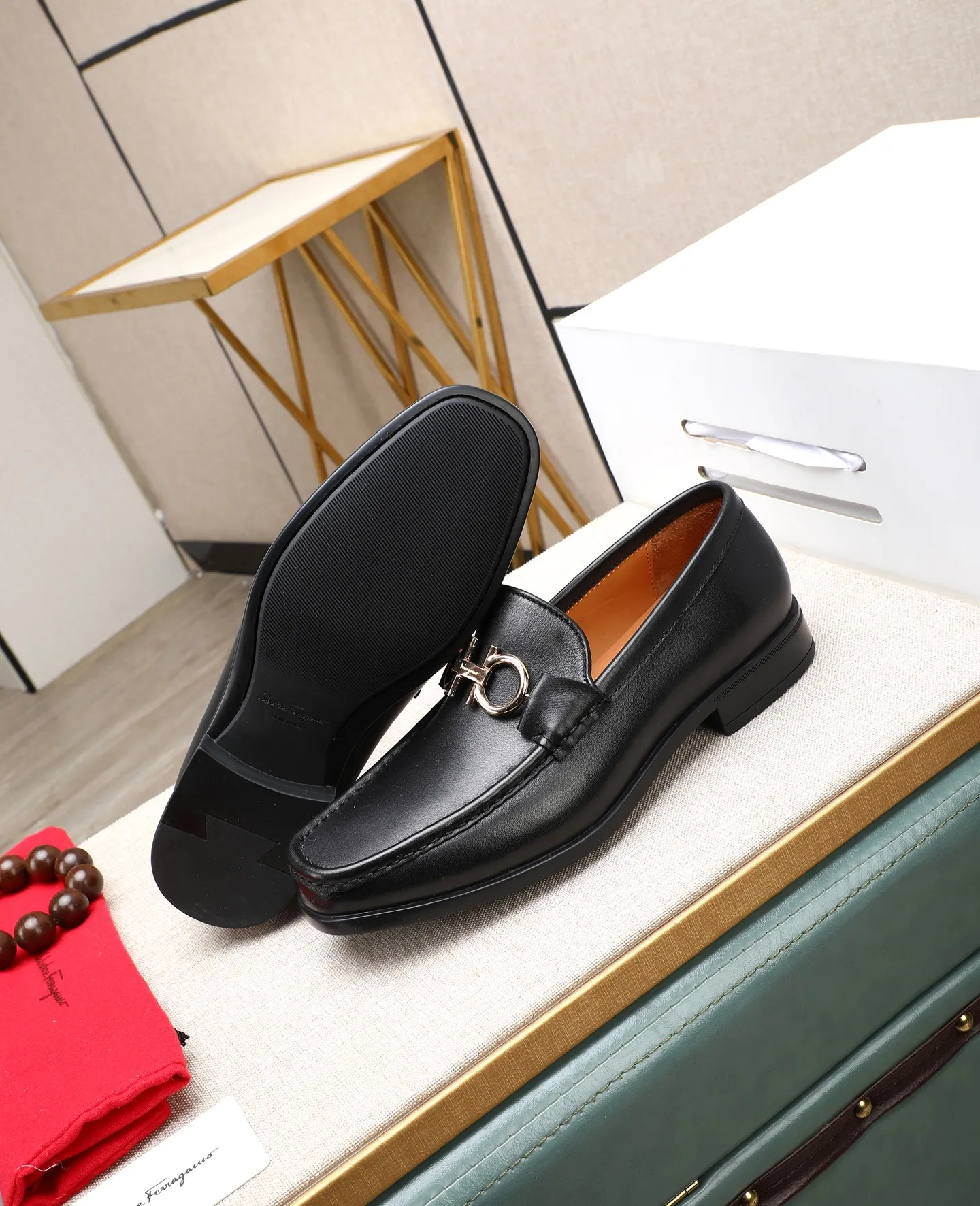 Men's clothing and shoes 💰700📛📛High-end goods! Salvatore Ferragamo is the world's top luxury footwear brand. It comes from Italy, the kingdom of fashion. It is famous all over the world for its traditional handmade design and novel styles... 🚶🏻🚶🏻 Top-quality suit shoes are sold simultaneously at the counter. This style is purely handmade. The fabric is imported Italian calfskin➕soft water-dyed cowhide lining. Specially available with original deep rubber outsole🌀🌀Size: 38➖44